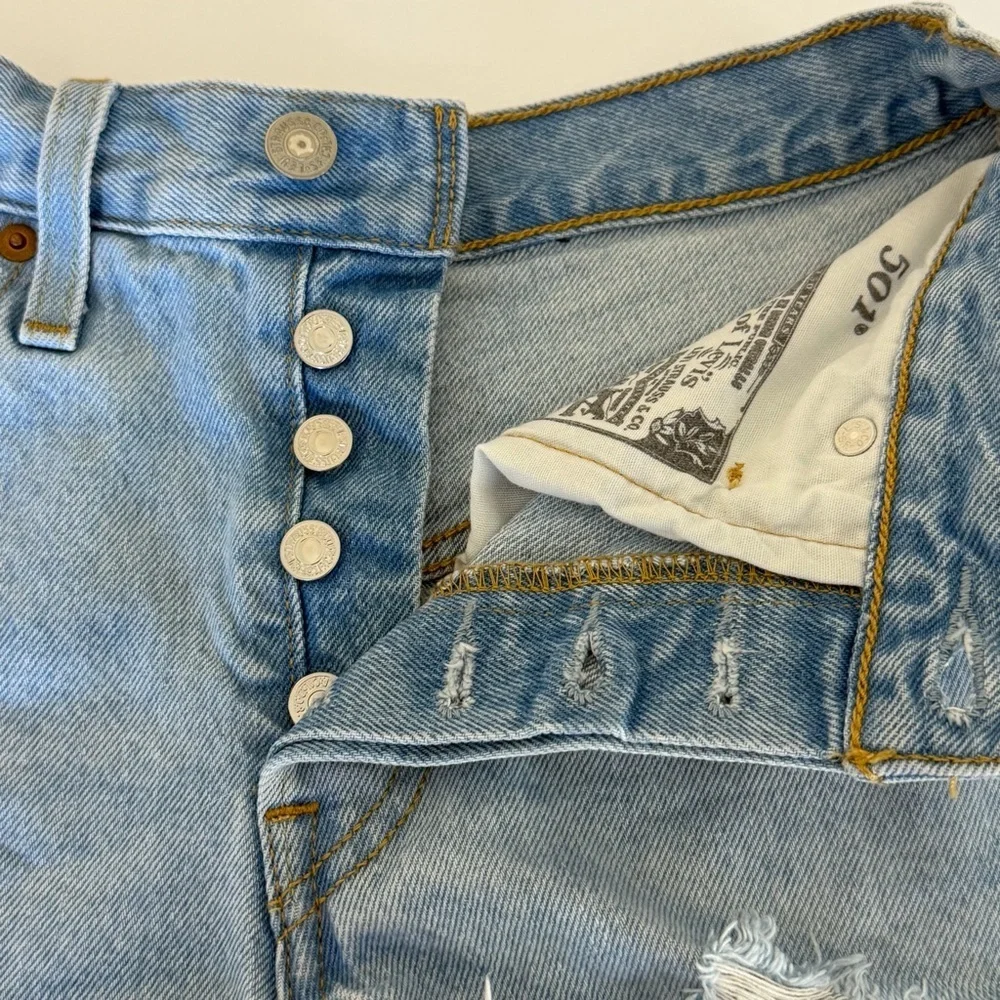 Levi's 501 Women's Cut-Off Denim Shorts Light Wash Button Fly Size 24